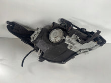 Laden Sie das Bild in den Galerie-Viewer, Frontscheinwerfer Toyota Avensis Links Scheinwerfer Headlight SCH7298711566ly