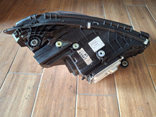 Laden Sie das Bild in den Galerie-Viewer, Frontscheinwerfer Mercedes-Benz W206 A2069063903 Ein Stück (Rechts oder Links) SCH6788723263ah