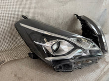 Laden Sie das Bild in den Galerie-Viewer, Frontscheinwerfer Toyota Yaris Ein Satz Scheinwerfer Headlight SCH8705822657as