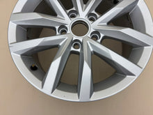 Load image into Gallery viewer, 1x Alufelge 17 Zoll 7.0" 5x114.3 41ET Glanz Silber Mg Passat B8 Rim Wheel FEL9709629553te