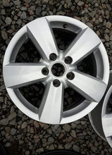 Laden Sie das Bild in den Galerie-Viewer, 1x Alufelge 16 Zoll 6.0&quot; 5x112 50ET Silber 2K3601025 Vw Rim Wheel