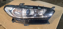 Laden Sie das Bild in den Galerie-Viewer, Frontscheinwerfer Ford Mondeo ES73-13W030EA Ein Stück (Rechts oder Links) SCH3486324318lh