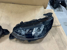 Laden Sie das Bild in den Galerie-Viewer, Frontscheinwerfer Peugeot 2008 9833036180 9833036380 LED Rechts oder Links
