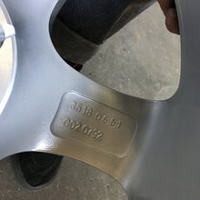 Laden Sie das Bild in den Galerie-Viewer, 1x Alufelge 18 Zoll 8.5&quot; 5x112 9M3-2L-KVX1 Mercedes-Benz Rim Wheel