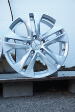 Laden Sie das Bild in den Galerie-Viewer, 4x Alufelge 17 Zoll 7.5" 5x112 45ET Glanz Silber A2074010602 Mercedes-Benz FEL7935654287dg
