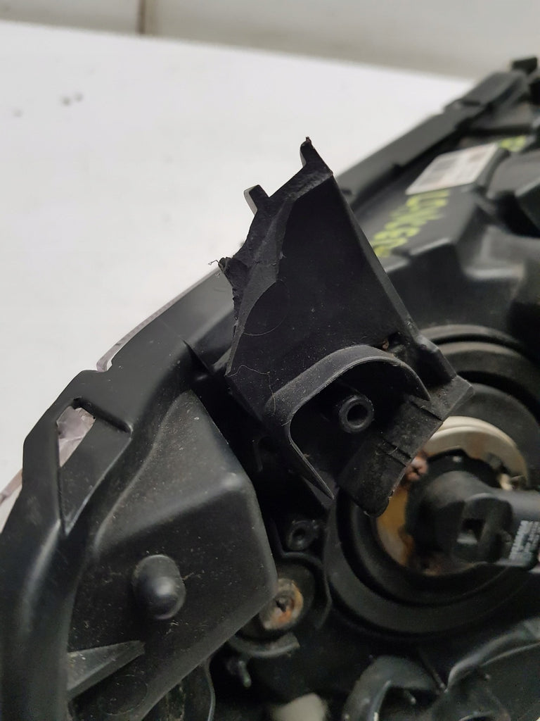 Frontscheinwerfer Mitsubishi Lancer VIII 8301C337 Links Scheinwerfer Headlight