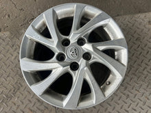 Laden Sie das Bild in den Galerie-Viewer, 1x Alufelge 16 Zoll 6.5" 5x114.3 45ET Glanz Silber 6775685 Toyota Rim Wheel FEL1400871578pa
