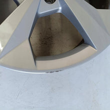 Laden Sie das Bild in den Galerie-Viewer, 1x Alufelge 18 Zoll 8.0" 5x112 46ET Glanz Silber 8Y0601025J Audi A3 Rim Wheel FEL5284766732om