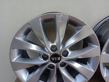 Load image into Gallery viewer, 1x Alufelge 17 Zoll 7.5&quot; 5x114.3 52 5ET Glanz Graphit 52910-D4250 Kia Optima