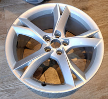Laden Sie das Bild in den Galerie-Viewer, 1x Alufelge 19 Zoll 8.5" 5x112 32ET Glanz Silber 4G8601025C Audi Rim Wheel FEL7077597135id