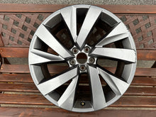 Laden Sie das Bild in den Galerie-Viewer, 1x Alufelge 18 Zoll 7.0" 5x100 39ET Glanz Graphit 2GM601025L VW T-Cross FEL8067538460lt