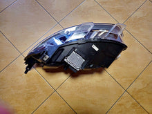 Laden Sie das Bild in den Galerie-Viewer, Frontscheinwerfer Opel Zafira Vivaro 9832836480 Xenon Rechts Headlight