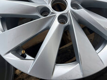 Load image into Gallery viewer, 1x Alufelge 17 Zoll 46ET Silber 5E3601025 Skoda Octavia I Rim Wheel FEL9425061030ii