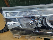 Laden Sie das Bild in den Galerie-Viewer, Frontscheinwerfer Toyota Hilux FFG1577 Links Scheinwerfer Headlight SCH8958216306kq