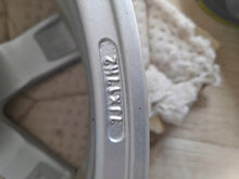 Laden Sie das Bild in den Galerie-Viewer, 1x Alufelge 17 Zoll 7.0&quot; 5x100 43ET Glanz Silber 6J0071493 Seat Rim Wheel