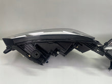 Load image into Gallery viewer, Frontscheinwerfer Dacia Sandero III 260101940R 260607161R Rechts oder Links