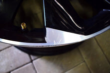 Laden Sie das Bild in den Galerie-Viewer, 1x Alufelge 19 Zoll 8.0&quot; 5x112 44ET Glanz Schwarz 3V0601025S Skoda Superb Iii