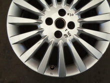 Laden Sie das Bild in den Galerie-Viewer, 1x Alufelge 17 Zoll 6.5" 4x100 46ET Glanz Silber 51767998 Fiat Punto Evo Grande FEL4617189018pi