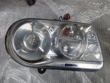 Laden Sie das Bild in den Galerie-Viewer, Frontscheinwerfer Chrysler 300c Xenon Rechts Scheinwerfer Headlight SCH8132926111bc