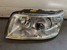Laden Sie das Bild in den Galerie-Viewer, Frontscheinwerfer VW Multivan Xenon Ein Satz Scheinwerfer Headlight SCH6481143262zv