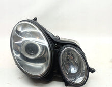 Laden Sie das Bild in den Galerie-Viewer, Frontscheinwerfer Mercedes-Benz W211 A2118205261 Rechts Scheinwerfer Headlight SCH5456831968ft