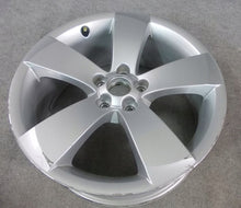 Laden Sie das Bild in den Galerie-Viewer, 1x Alufelge 17 Zoll 7.0" 5x100 41ET Glanz Silber 5J7601025B Skoda Fabia Ii FEL4693079218zs
