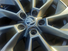 Laden Sie das Bild in den Galerie-Viewer, 1x Alufelge 17 Zoll 7.0" 5x112 45ET 57A601025AR Skoda Karoq Rim Wheel FEL2238363653tx