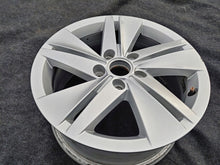 Laden Sie das Bild in den Galerie-Viewer, 1x Alufelge 16 Zoll 7.0" 5x112 48ET Glanz Silber 5H0601025 VW Golf Viii FEL4660243000ii