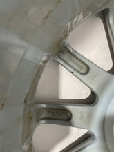 Laden Sie das Bild in den Galerie-Viewer, 1x Alufelge 16 Zoll 6.5&quot; 4x100 40ET Glanz Silber KBA48057 Renault Rim Wheel