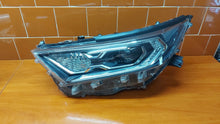 Load image into Gallery viewer, Frontscheinwerfer Toyota V 81185-42A33 LED Ein Stück (Rechts oder Links)