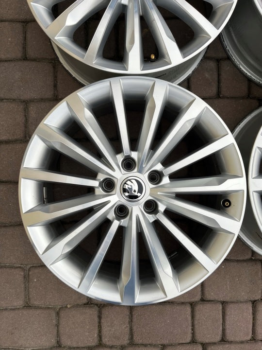 4x Alufelge 18 Zoll 7.0" 5x112 43ET Glanz Silber 565601025E Skoda Kodiaq FEL4981756231tn