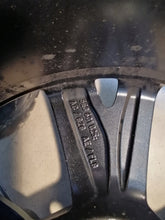 Laden Sie das Bild in den Galerie-Viewer, 1x Alufelge 17 Zoll 6.5" 5x112 46ET 5E3601025 Skoda Octavia Rim Wheel FEL9461925725ij