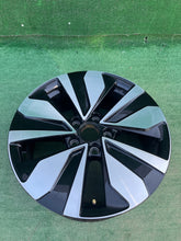 Laden Sie das Bild in den Galerie-Viewer, 1x Alufelge 17 Zoll 7.0&quot; 5x112 45ET Glanz Silber 2GA601025AR Mg T-Roc Rim Wheel