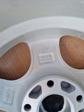 Laden Sie das Bild in den Galerie-Viewer, 1x Alufelge 15 Zoll 7.0&quot; 5x114.3 40ET Glanz Silber KBA44020 Mazda Rim Wheel