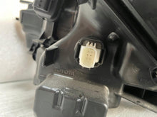 Laden Sie das Bild in den Galerie-Viewer, Frontscheinwerfer Toyota 4 Yaris LED Rechts Scheinwerfer Headlight