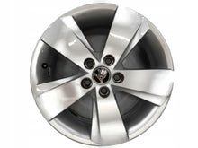 Laden Sie das Bild in den Galerie-Viewer, 1x Alufelge 15 Zoll 6.0&quot; 5x100 38ET Glanz Silber 6V0601025 Skoda Fabia Iii