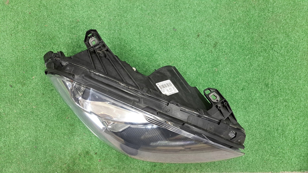 Frontscheinwerfer Mercedes-Benz W246 A2468200261 Halogen Rechts Headlight