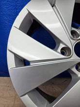 Laden Sie das Bild in den Galerie-Viewer, 1x Alufelge 17 Zoll 6.5" 5x112 46ET Glanz Silber 5H0601025B VW Golf Viii FEL1702047153tn