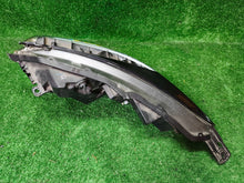 Laden Sie das Bild in den Galerie-Viewer, Frontscheinwerfer Honda Hrv Hr-V Rechts Scheinwerfer Headlight SCH2764892020bg