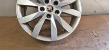 Laden Sie das Bild in den Galerie-Viewer, 1x Alufelge 17 Zoll 6.0" 5x112 48ET Glanz Silber 5E0601025N Skoda Octavia Iii FEL1902782136wy