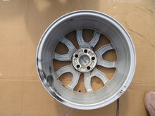 Laden Sie das Bild in den Galerie-Viewer, 1x Alufelge 17 Zoll 7.0" 5x108 50ET Glanz Silber 31423874 Volvo V40 Cross FEL1416273285bo