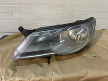 Laden Sie das Bild in den Galerie-Viewer, Frontscheinwerfer VW Tiguan 5N1941031 Links Scheinwerfer Headlight SCH6235686869gn