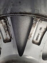 Laden Sie das Bild in den Galerie-Viewer, 1x Alufelge 18 Zoll 7.0" 5x114.3 50ET Glanz Silber 9965227080 Mazda Cx3 Cx-3 FEL6946011182vy