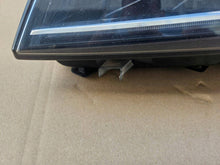 Laden Sie das Bild in den Galerie-Viewer, Frontscheinwerfer Skoda Superb III 3V1941015D Full LED Links Headlight