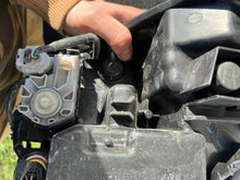 Load image into Gallery viewer, Frontscheinwerfer Mazda 2 CSU136 FALSE Scheinwerfer Headlight SCH1141301156dt