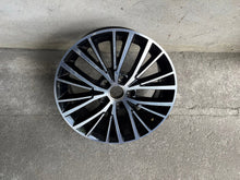 Laden Sie das Bild in den Galerie-Viewer, 1x Alufelge 17 Zoll 6.5" 5x112 52ET Glanz Graphit 5TA601025G VW Touran Rim Wheel FEL8383720242eq