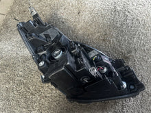 Laden Sie das Bild in den Galerie-Viewer, Frontscheinwerfer Toyota Yaris Links Scheinwerfer Headlight SCH1076606064bn