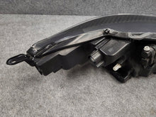 Laden Sie das Bild in den Galerie-Viewer, Frontscheinwerfer Toyota Yaris K08SCZ 0013619K08 LED Links Headlight SCH8439207956ck