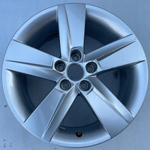 Laden Sie das Bild in den Galerie-Viewer, 1x Alufelge 16 Zoll 7.0&quot; 5x100 46ET Glanz Silber 6V0601025 Skoda Fabia Iii