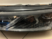 Load image into Gallery viewer, Frontscheinwerfer Skoda Octavia IV 5E4941015A LED Ein Stück (Rechts oder Links) SCH8790969716vp